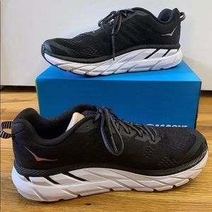Hoka Black/White Women’s Clifton 6 Shoes (Wide)